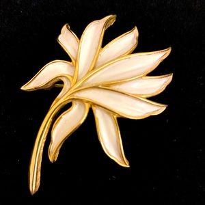 Trifari signed vintage floral leaf brooch pin